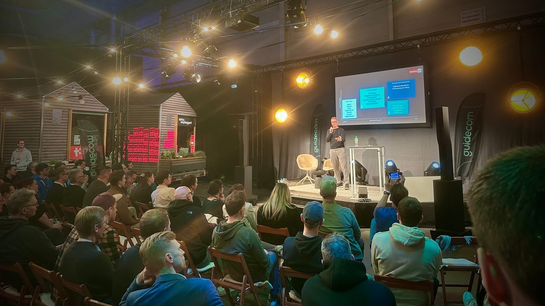Volker Meise auf der Bühne einer Abendveranstaltung